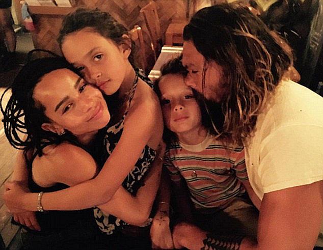 © Instagram, Джейсън със семейството си