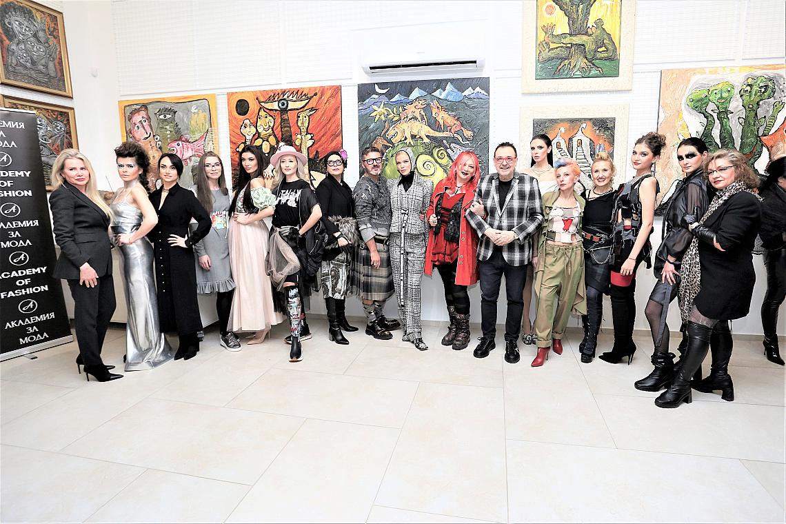 Проф. Любомир Стойков заедно с Милена Славова и дизайнерите, и моделите, представили техните аутфити.