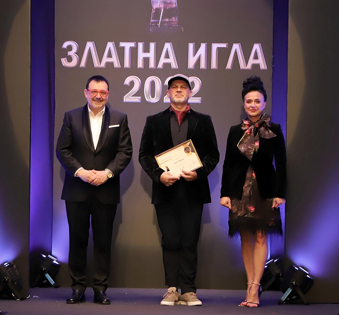 Проф. Любомир Стойков заедно с Дилян Марков, който взе приза на Академията за мода в категория &bdquo;Моден фотограф&ldquo; на годината и г-жа Мила Захариева.