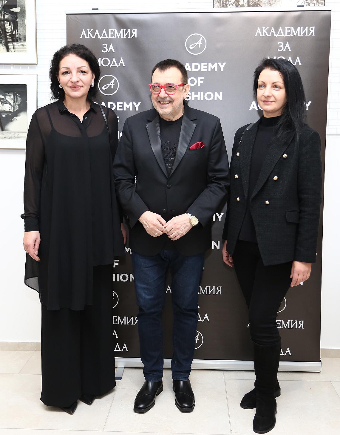 Проф. Любомир Стойков заедно с дизайнерката на &ldquo;Paloma Fashion&rdquo; Поля Кинова и Ваня Кинова. 