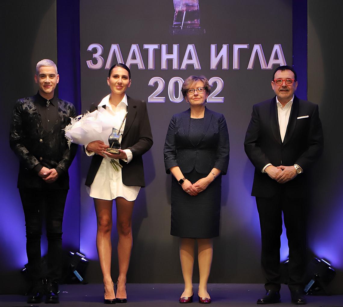 Проф. Любомир Стойков заедно с Пламена Мишева &ndash; най-добър млад дизайнер за 2022, Антон Узунов и г-жа Доротея Николова.