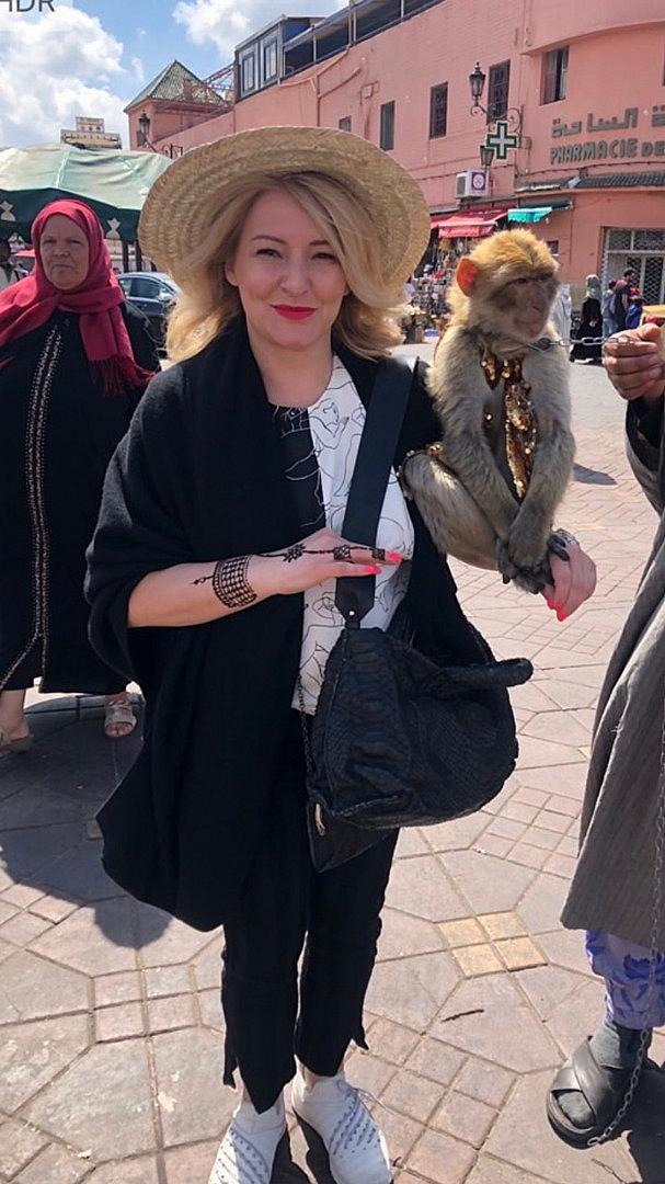 Следва площадът &bdquo;Джема ел Фна&ldquo;, царството на уличните артисти в Маракеш. Тук си направихме татуировки с къна, а Тери си намери нов приятел &ndash; очарователна маймунка. Арабела не остана по-назад и пое юздите на една камила.
