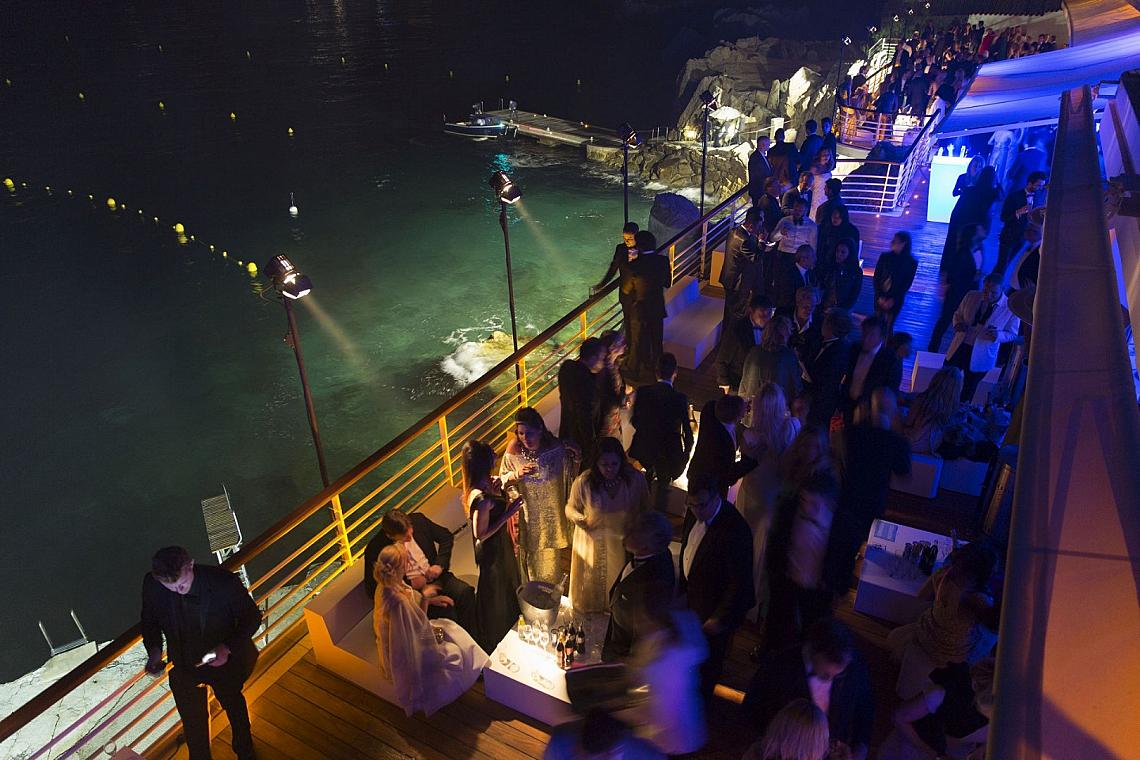 изглед към партито и бара на покрива на хотел Cap-Eden-Roc