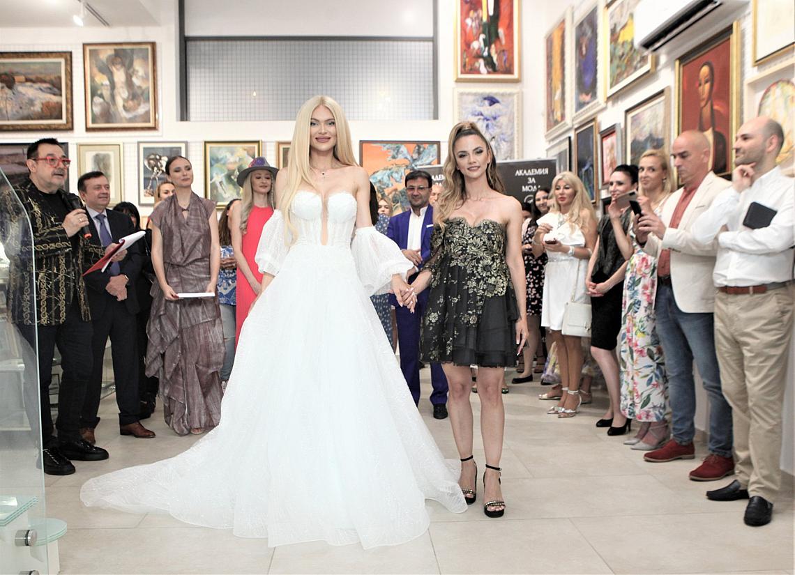 Вероника Стефанова - Мис България Свят 2017 и водеща на събитието, облечена в рокля на &bdquo;Блинк&ldquo; заедно с дизайнерката на модния бранд - Радослава Лазарова.