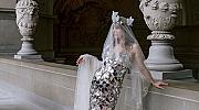 Айви Гети се омъжи в уникална огледална рокля