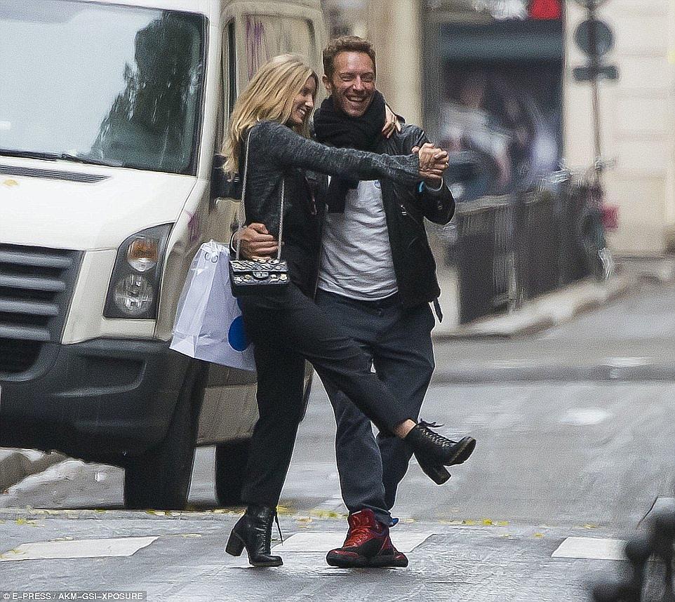 Крис и Анабел танцуват на улицата