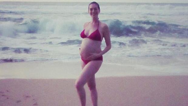 Ан Хатауей най-накрая показа бременното си коремче
