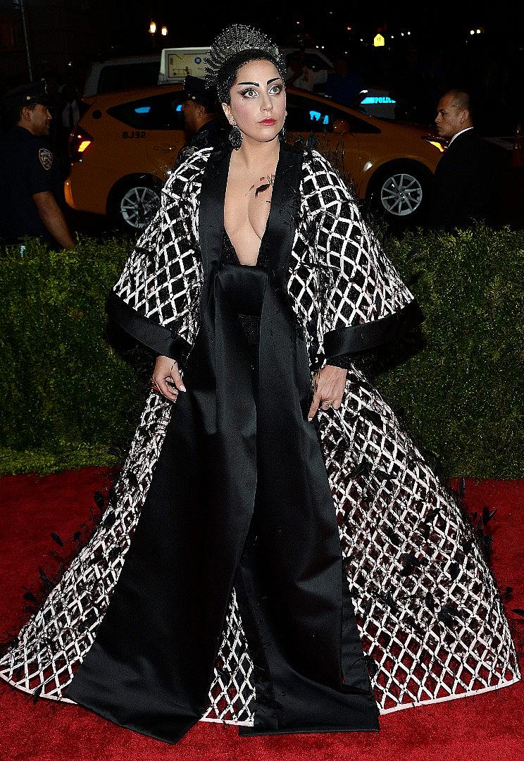 Лейди Гага на червения килим на церемонията Met Gala