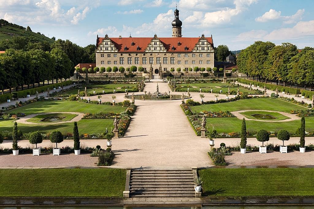 Вайкерсхайм се счита от мнозина за най-красивия град в Европа. Едноименният замък е построен през XII век. От XVI в. той става собственост на семейство Хоенлое. Новите собственици - принцовете на Хоенлое реконструират своето имение (Stammsitze des Hauses Hohenlohe), следвайки модата на възрожденската архитектура от това време. 