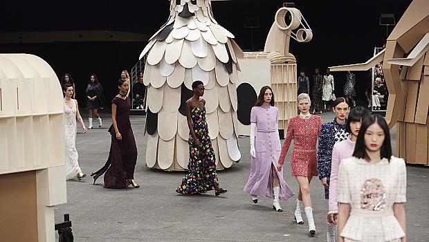 Всички визии от пролетното шоу на Chanel за висша мода в Париж