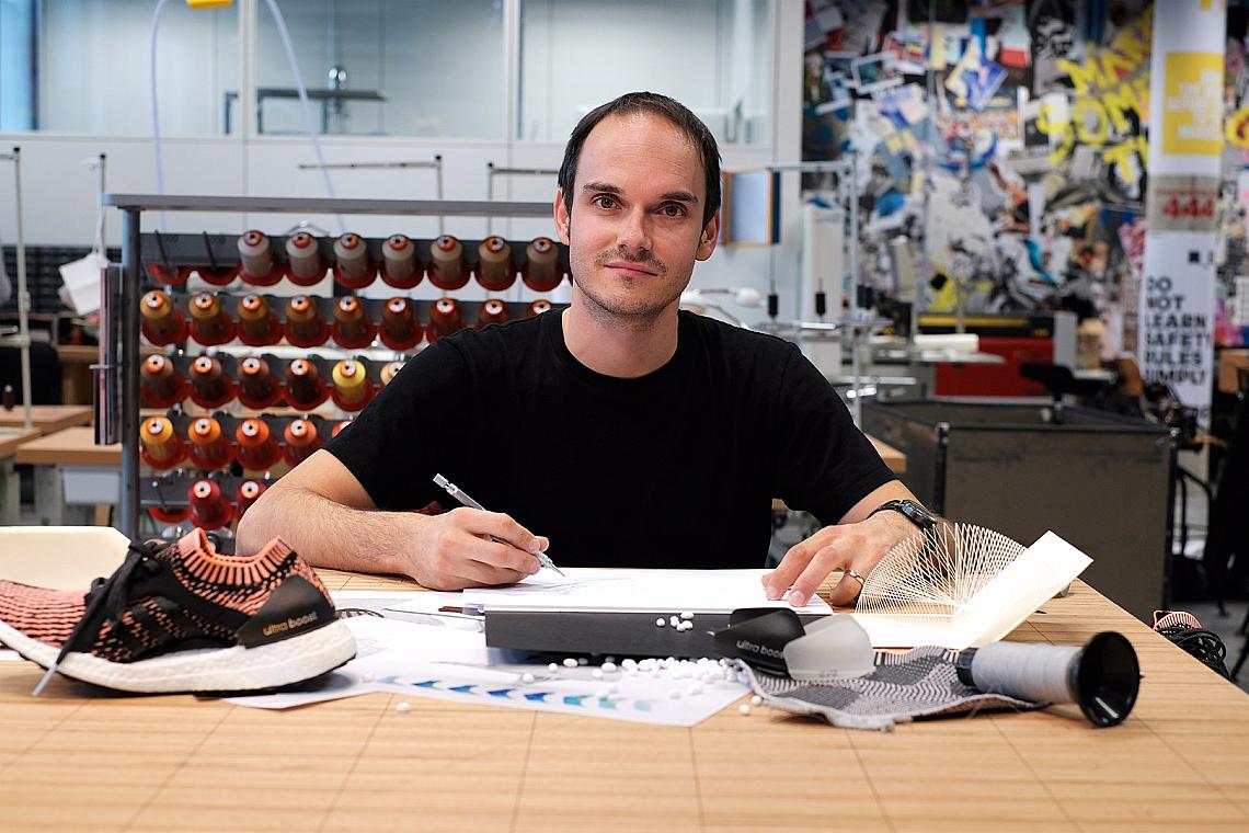 Мориц Хоелмюлер, директор на дизайнерския екип в adidas, създал UltraBOOST X. 