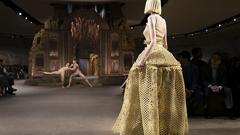 ДАНТЕЛАТА: Главно действащо лице в шоуто на Christian Dior