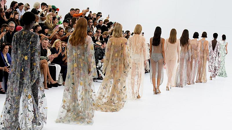Нежност, женственост и романтика: Fendi Haute Couture есен-зима 2022/2023