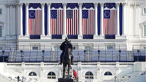 Защо в деня на инаугурацията Капитолия се украсява с три различни знамена