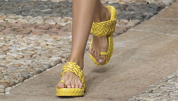 Дизайнерските чехли и сандали, които мечтаем да обуем на плажа