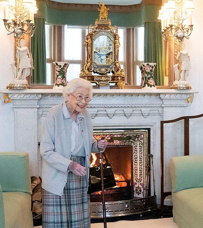 06 СЕПТЕМВРИ, замъка Балморал, Шотландия: Кралица Елизабет II чака в