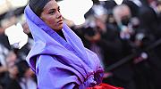 Божествена! Най-обсъжданата рокля в Кан е виолетовото кимоно на Тина Кунаки