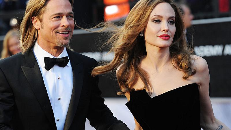 Кой помогна на Анджелина Джоли да спечели Брад Пит?