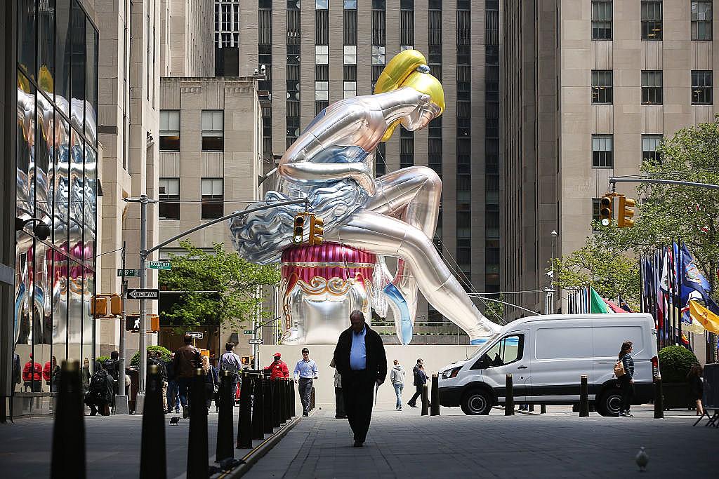 © getty, 13-метровата балерина на Кунс изложена пред  Rockefeller Center в Ню Йорк (2017)