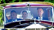Първи кадри от кралската сватба: Меган Маркъл на път към параклиса