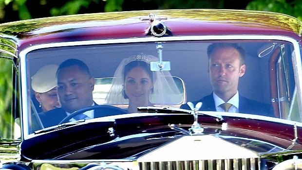 Първи кадри от кралската сватба: Меган Маркъл на път към параклиса
