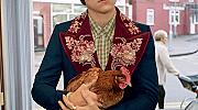 Хари Стайлс с жива кокошка в новия клип на Gucci (ВИДЕО)