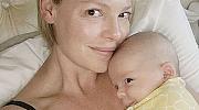 Катрин Хейгъл показа новородения си син