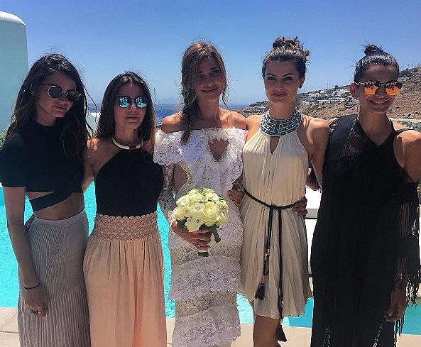 © Instagram, Преди около месец Изабели бе гост на сватбата на колежката си Ана Беатрис Барос