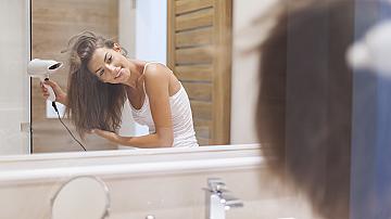 7 грешки, които всяка жена допуска, когато суши косата си
