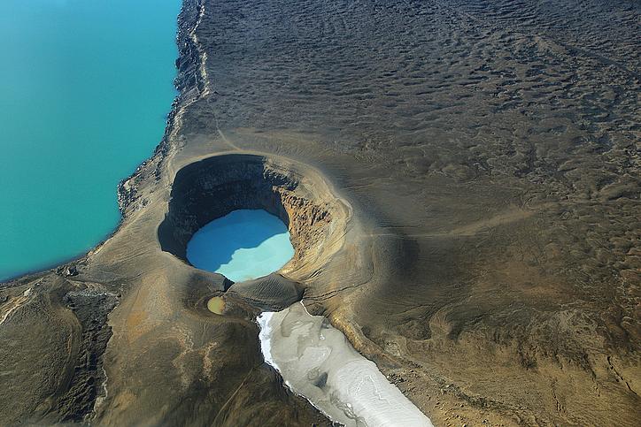 © iStock, Водата в кратера Вити е 25-30 градуса през цялата година.