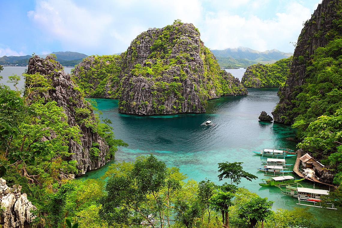 &lt;p&gt;Цялата страна е съставена от острови, а това я прави вторият по големина архипелаг в света. Филипините имат над 7100 острова, но едва 2000 от тях са обитавани.&lt;/p&gt;