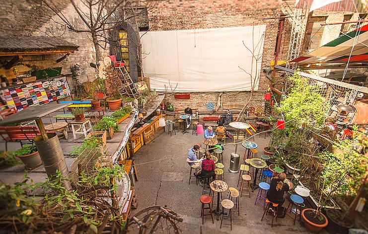 Първият бар в руини в Будапеща Szimpla Kert