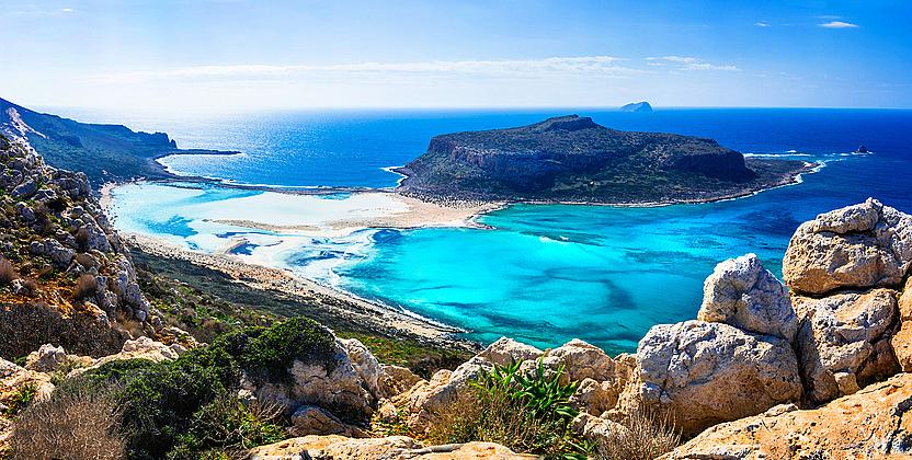 5. КРИТ, ГЪРЦИЯ. Той е най-големият гръцки остров с площ от 8336 кв.км и петият по големина в Средиземно море, като на него е най-южната точка на Гърция. Населението му е над 600 000 души. Един от най-известните заливи тук е Балос (на снимката).