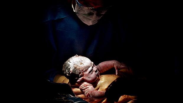 Снимки на новородени в първите им секунди