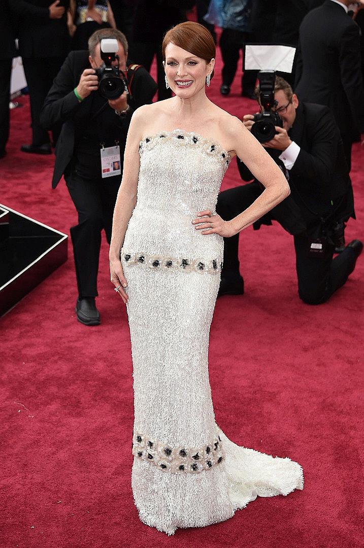 Джулиан Мур с роклята на Chanel Haute Couture на чечрвения килим на 87-та Церемония на Оскарите.