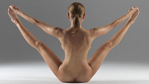 Еротичен фотограф снима съпругата си в поразителни йога пози