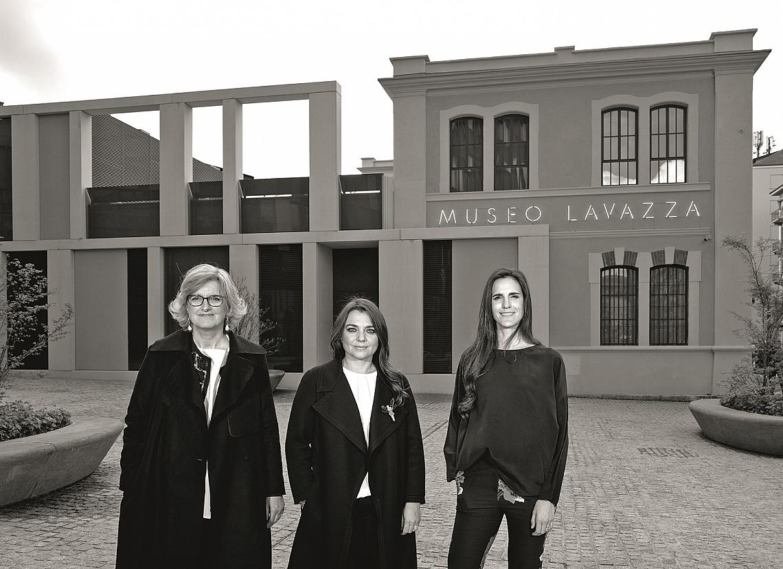 © Alessandro Albert, Франческа Лаваца (в средата) пред музея Lavazza