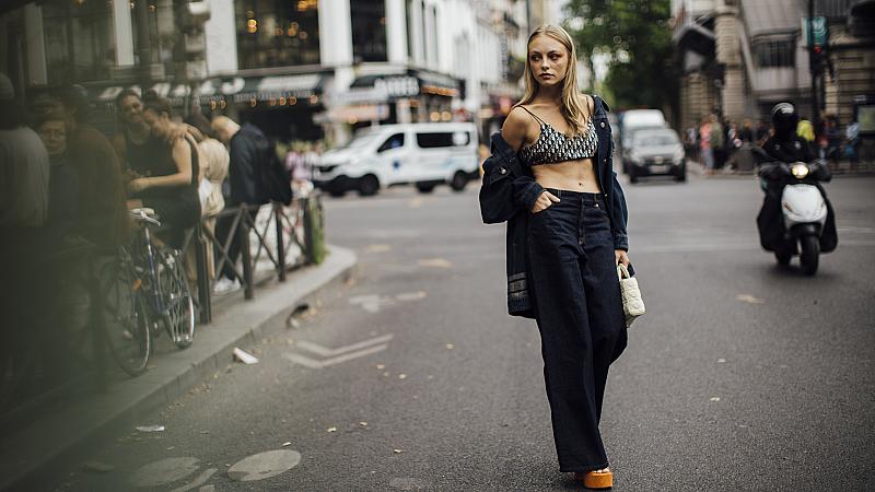 20 стайлинг идеи с широки джинси: Как да ги носим, за да изглеждаме стилно?
