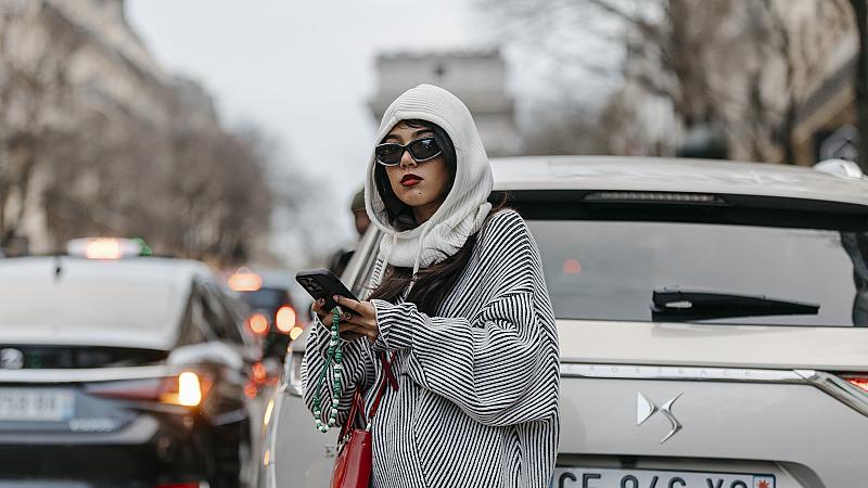 Шапките балаклава завладяха и гардероба на модните диктаторки: Ето как ги носят