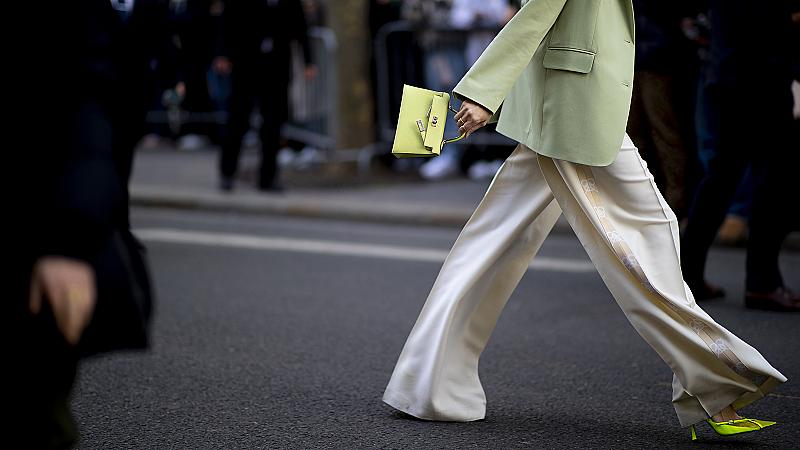 Изваждаме белите панталони от гардероба: Ето как ще ги носим тази пролет