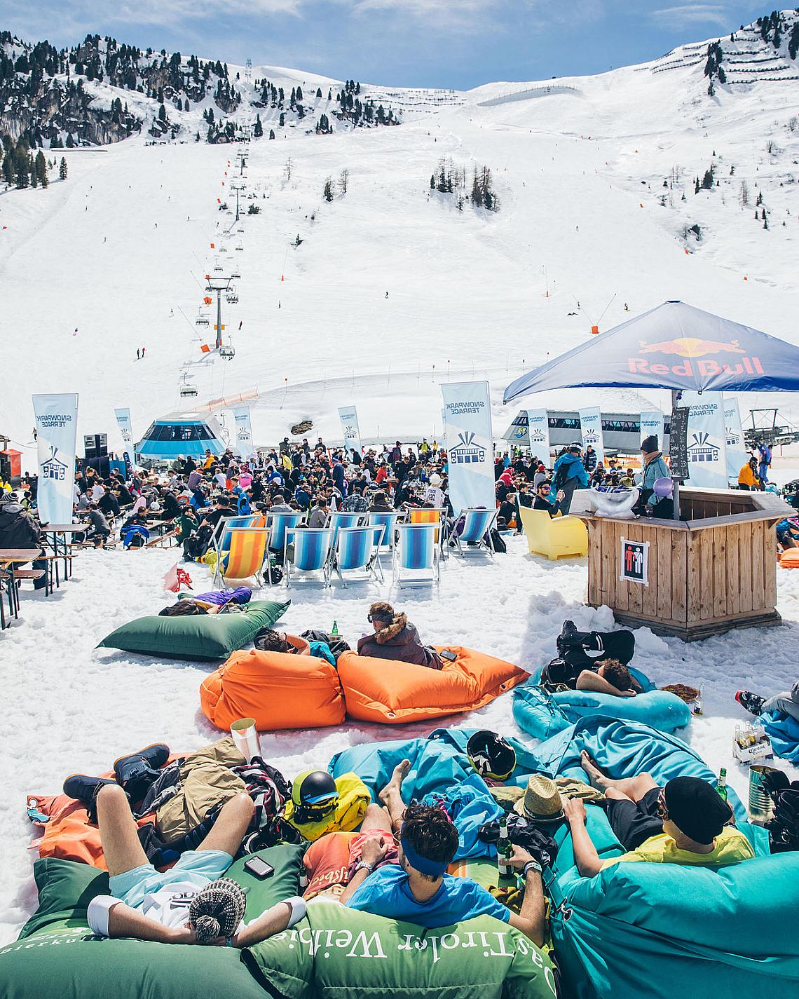 &lt;p&gt;&lt;strong&gt;Фестивалът
Snowbombing в ски курорта
Майрхофен, Австрия (13-18
април 2020 г.)&lt;/strong&gt;&lt;/p&gt;&lt;p&gt;Този
музикален фестивал се провежда от 21
години в Тиролските Алпи. Обхваща 7
луди дни и нощи, изпълнени с
музика и планински забавления. Едни
от най-горещите имена в електронната
музика пеят на сцени на открито
по снежните склонове и покачват градуса на настроението до
сериозни висоти.&lt;/p&gt;
