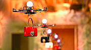 Летящи дронове "дефилираха" по модния подиум с новите модели чанти на Dolce&Gabbana