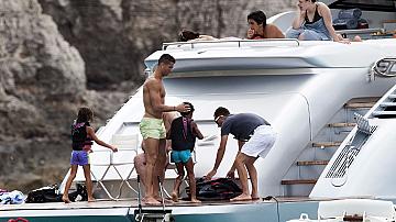 Кристиано Роналдо на семейна почивка в Ибиса